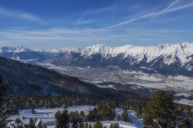 Tulfes 'ten Innsbruck hava görüntüsü. Innsbruck en tepeden. Avusturya tarihi