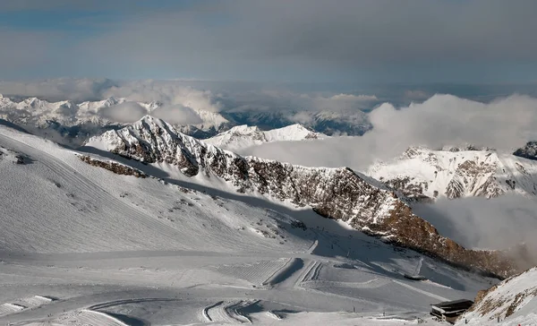 間で山の風景- Tux 。雲のある空. — ストック写真