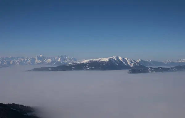 Panorama de la chaîne de montagnes de neige Paysage avec ciel bleu de la station de ski Gerlitzen, Autriche . — Photo
