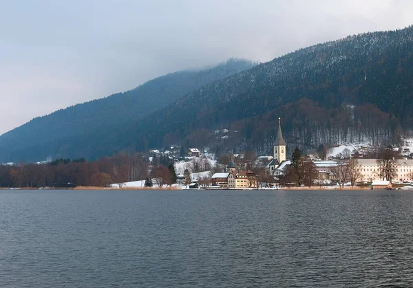 Vista del lago Ossiacher Ver, lago y ciudad Ossiach en carintia, al sur de Austria — Foto de Stock