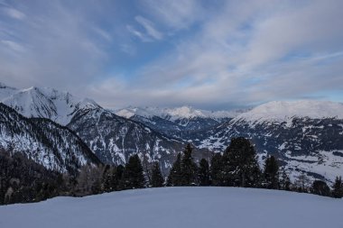 Pitztal 'daki dağların kış manzarası Avusturya Alpleri' ndeki Jerzens 'ler. Kayak pistleri. Güzel kış günü.