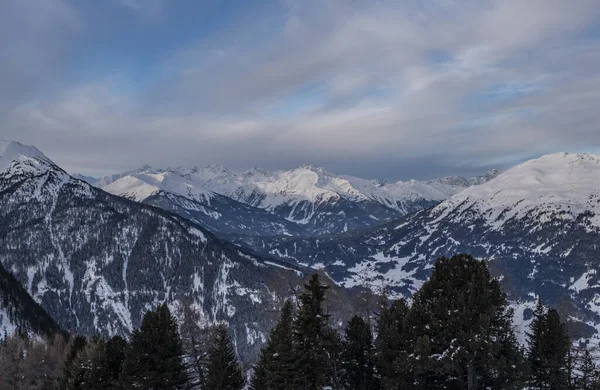 Inverno início da manhã panorama de montanhas em Pitztal - Jerzens em Alpes austríacos. Declives de esqui. Belo dia de inverno . — Fotografia de Stock