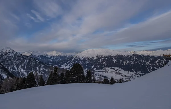Winter am frühen Morgen Bergpanorama im Pitztal - Jerzens in den österreichischen Alpen. Skipisten. schöner Wintertag. — Stockfoto