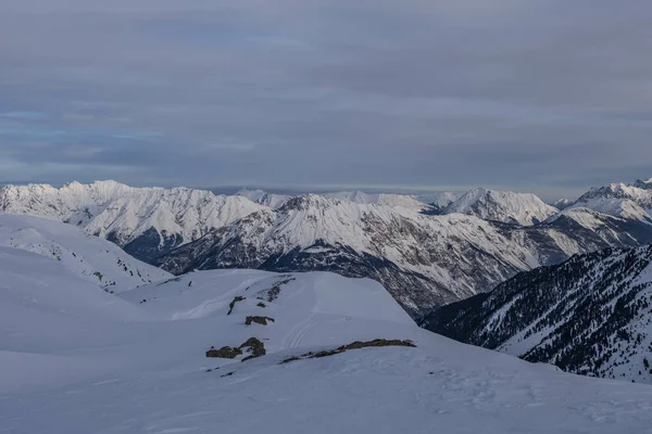 Panorama de invierno de montañas en Pitztal - Jerdocenas en los Alpes austríacos. Pistas de esquí. Hermoso día de invierno . — Foto de Stock
