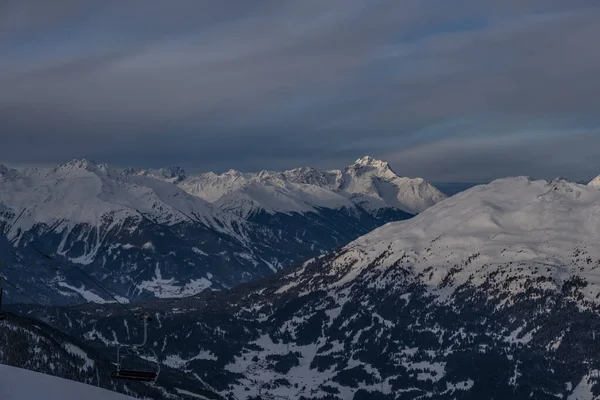 Panorama de inverno de montanhas em Pitztal - Jerzens em Alpes austríacos. Declives de esqui. Belo dia de inverno . — Fotografia de Stock