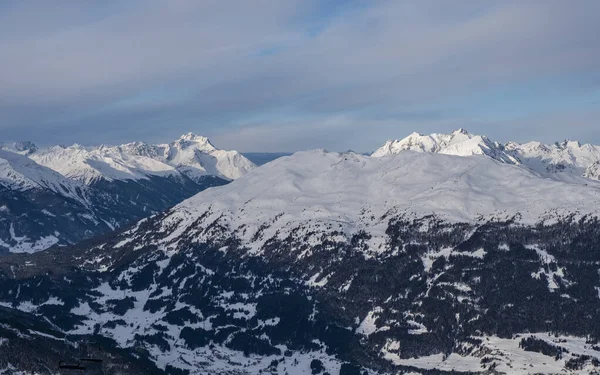 Zimní panorama hor v Jerzensu v rakouských Alpách. Lyžařské svahy. Krásný zimní den. — Stock fotografie