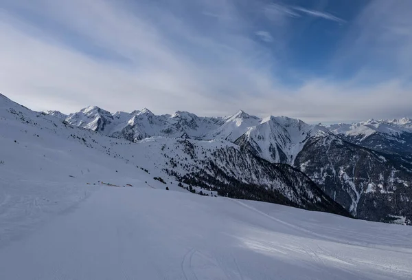 Avusturya Alplerinde Pitztal Hoch Zeiger 'deki dağların kış manzarası. Kayak pistleri. Güzel kış günü. — Stok fotoğraf