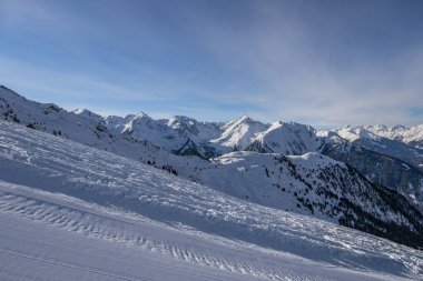 Avusturya Alplerinde Pitztal Hoch Zeiger 'deki dağların kış manzarası. Kayak pistleri. Güzel kış günü.