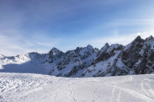 Winterpanorama der Berge in Jerzens in den österreichischen Alpen. Skipisten. schöner Wintertag. — Stockfoto