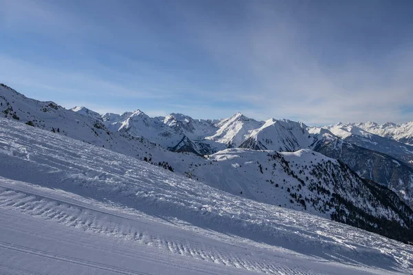 Winterpanorama der Berge im Pitztal hoch zeiger in den österreichischen Alpen. Skipisten. schöner Wintertag. — Stockfoto
