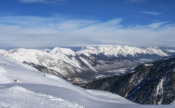 Avusturya Alplerinde Pitztal Hoch Zeiger 'deki dağların kış manzarası. Kayak pistleri. Güzel kış günü.