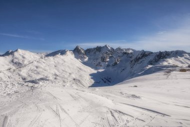 Avusturya Alplerinde Pitztal Hoch Zeiger 'deki dağların kış manzarası. Kayak pistleri. Güzel kış günü.