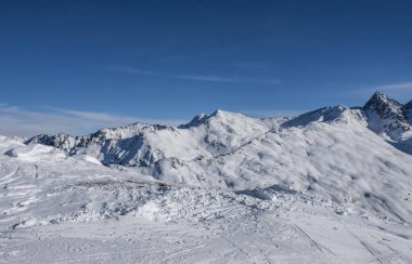 Avusturya Alplerinde Pitztal Hoch Zeiger 'deki dağların kış manzarası. Kayak pistleri. Güzel kış günü.