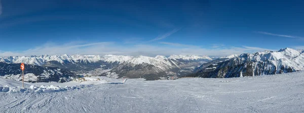 Winterpanorama van bergen in Pitztal Hoch Zeiger in Oostenrijk Alpen. Skipistes. Prachtige winterdag. — Stockfoto