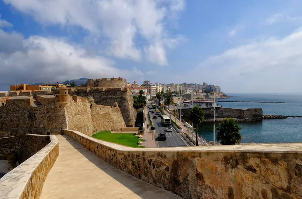 Ceuta, İspanya. Ceuta Kraliyet Surları, Kuzey Afrika 'da özerk bir İspanyol şehri olan Ceuta' da bulunan bir istihkam hattıdır. Duvarlar 962 yılına ait..