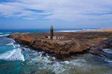 Tepe ve deniz fenerlerinin su birikintilerinde refleksler, Fuerteventura, Kanarya adaları kıyısında Jandia. Hava aracı ateşi, Ekim 2019