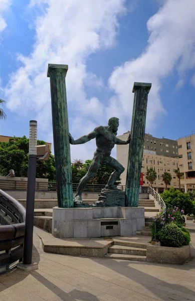 Ceuta, İspanya 'nın otonom İspanyol şehri Kuzey Afrika' da. Herkül 'ün Sütunları olarak bilinen Herkül Heykeli. Yunan mitolojisi.