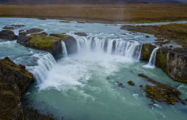 Godafoss, una de las cascadas más famosas de Islandia. Tiro aéreo con dron en septiembre de 2019 — Foto de Stock