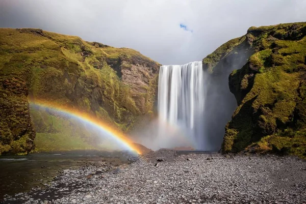 Skogafossův vodopád. Přírodní turistická atrakce Islandu. Podzimní krajina za slunečného dne. Úžasná v přírodě. Dlouhý záběr. Září 2019 — Stock fotografie