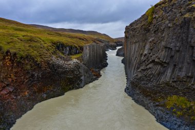 Studlagil bazalt kanyonu, İzlanda. İzlanda 'nın en harika doğa manzaralarından biri. Eylül 2019 'da hava aracı ateşlendi.