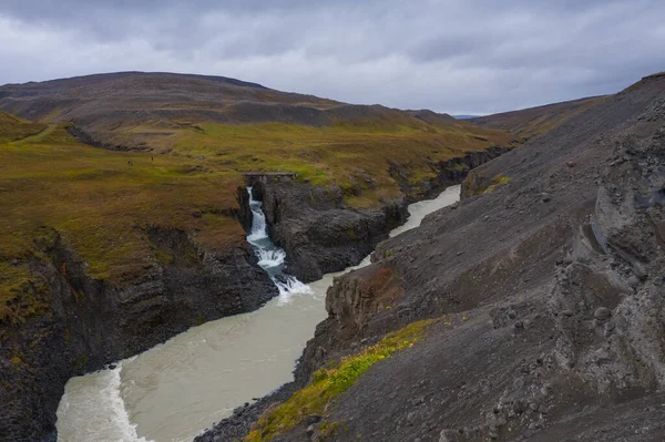 Studlagil basalt canyon, Islandia. Uno de los lugares de interés más maravillosos de Islandia. Tiro aéreo con dron en septiembre de 2019 — Foto de Stock