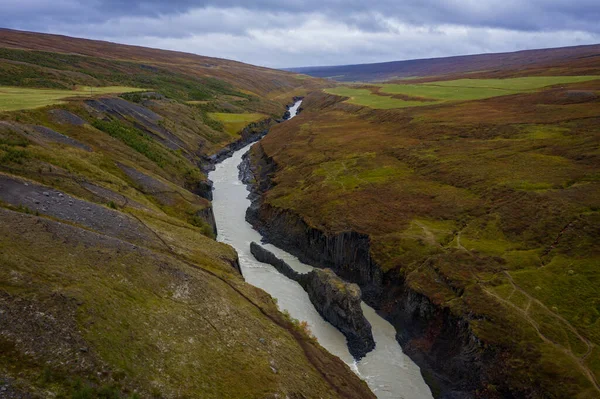 Studlagil basalt canyon, Island. En av de mest underbara natur sightseeing på Island. Flygdrönare skjuten i september 2019 — Stockfoto