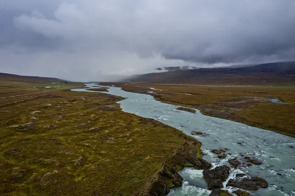 Vistas al río Skjalfandafljot. Tiene su origen en la frontera noroeste de la capa de hielo Vatnajokull en las Tierras Altas de Islandia. Disparo aéreo con drones. Septiembre 2019 —  Fotos de Stock