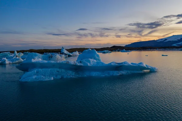 Blå isberg flyter i jokulsarlonlagunen på Island i september 2019 — Stockfoto