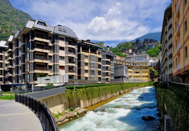 Andorra La Vella, Andorra. Andorra la Vella, Andorra 'daki Valira Nehri. Gran Valira, doğu Pireneler 'deki başkentten geçen en büyük nehir.
