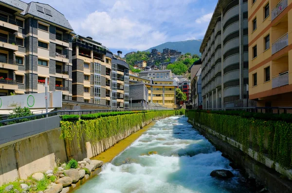 Andorra la vella, andorra. Valira Fluss in der Stadt andorra la vella, andorra. gran valira ist der größte Fluss, der durch die Hauptstadt in den östlichen Pyrenäen fließt — Stockfoto