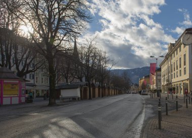 Brunico, İtalya. Brunico, Alto Adige, İtalya 'nın tarihi merkezinin manzarası