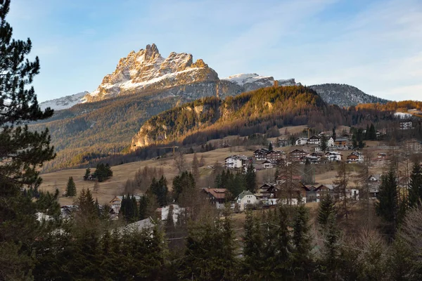 Кортіна д'Ампеццо місто панорамні із alpine зелений пейзаж і масивні Доломіти Альпи у фоновому режимі. Провінція Беллуно, Больцано, Італія. — стокове фото