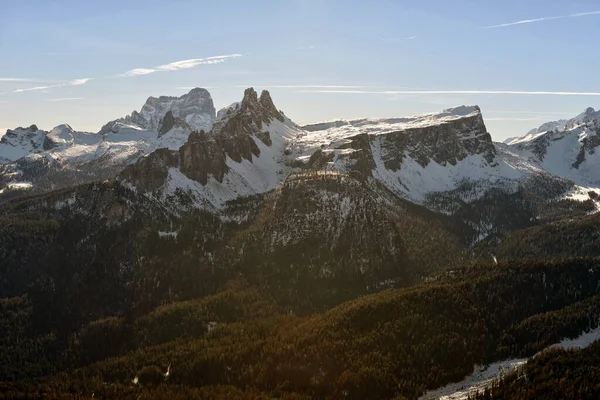 多洛米提-意大利冬季多洛米提 Cortina D'Ampezzo附近的岩石. — 图库照片