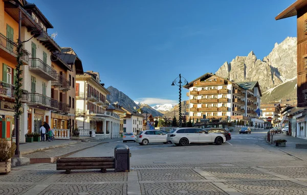 Cortina d 'ampezzo in Italien. schöner sonniger Wintertag. Felsen im Hintergrund. — Stockfoto