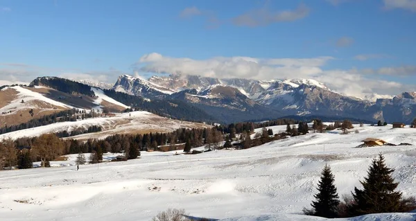 Panorama de inverno da estância de esqui italiana com fundo de Seiser Alm, Alpe di Siusi, um prado alpino de alta altitude em Dolomites com Langkofel e Plattkofel montanhas sob neve, Tirol do Sul, Itália . — Fotografia de Stock