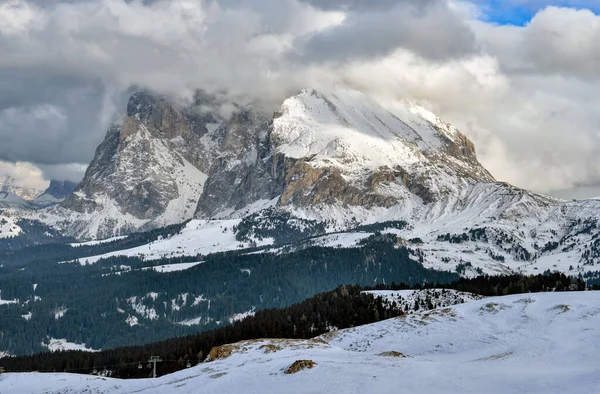 Winterpanorama van het Italiaanse skigebied met achtergrond Seiser Alm, Alpe di Siusi, een hooggelegen alpenweide in Dolomieten met Langkofel- en Plattkofelgebergte onder sneeuw, Zuid-Tirol, Italië. — Stockfoto