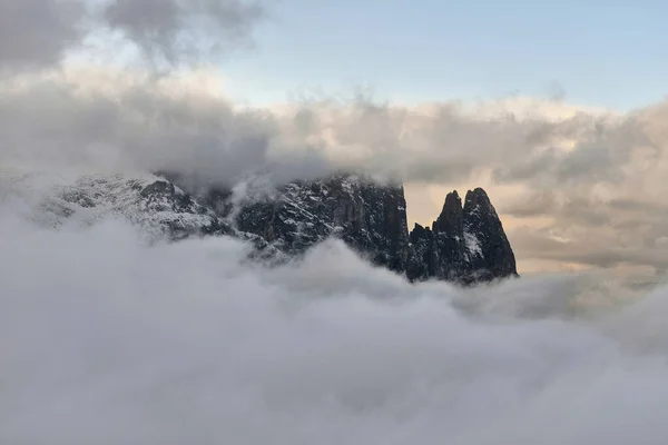 Seiser Alm, Alpe di Siusiを背景にしたイタリアのスキーリゾートの冬のパノラマ,雪の下でLangkofelとPlattkofelの山々とドロマイトで標高の高い高山草原,南チロル,イタリア. — ストック写真