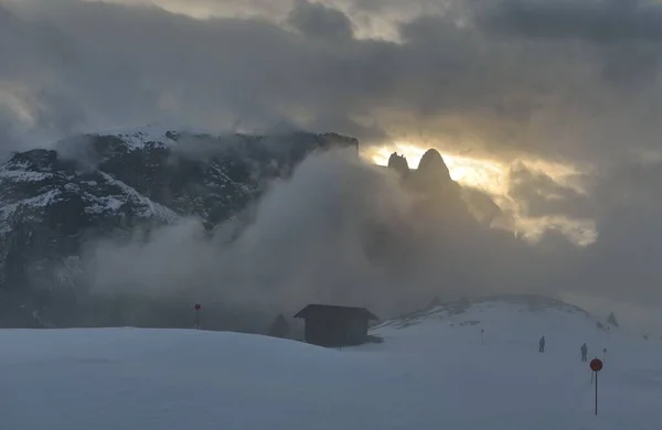 Итальянский Альпе ди Сюзи, закат во время облаков. Доломитные Альпы . — стоковое фото