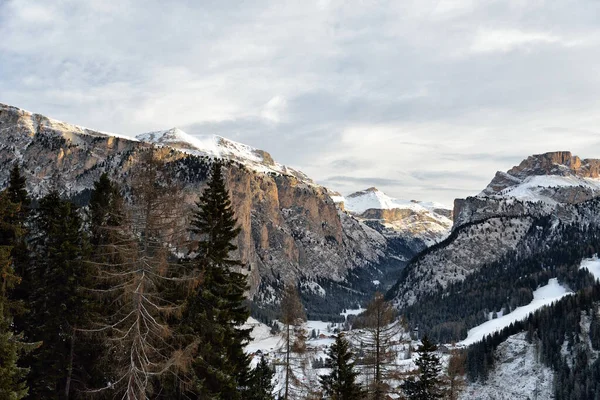 Passo Sella Peak en la estación de esquí de Canazei, Alpes Dolomitas, Italia — Foto de Stock