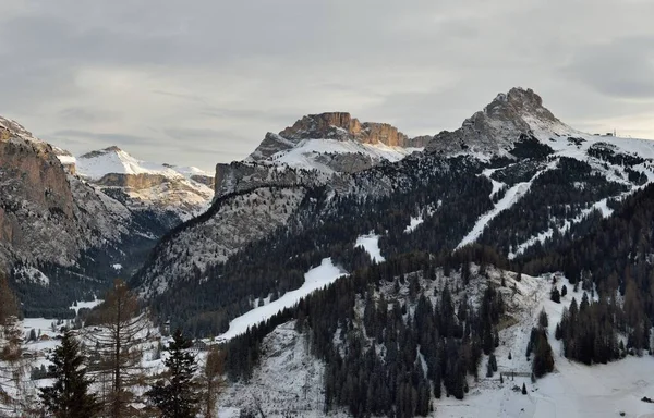 Passo Sella Peak en la estación de esquí de Canazei, Alpes Dolomitas, Italia —  Fotos de Stock