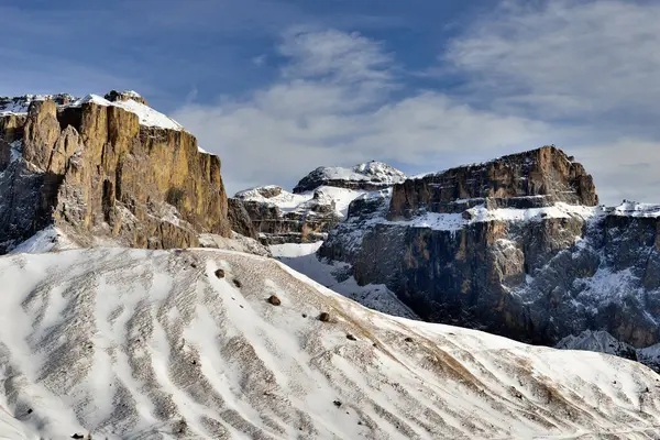 Skigebiet Selva di Val Gardena, Italien. Dolomiten Alpen in schönen Winter sonnigen Tag. — Stockfoto