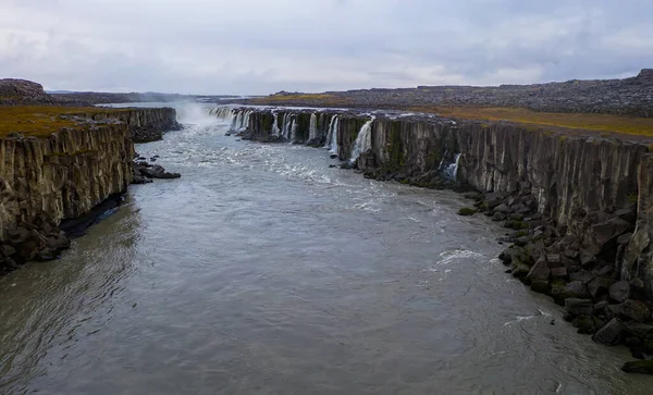 Wodospad Selfoss na Islandii. Piękny krajobraz i kaskada Selfoss przyciąga turystów do odwiedzenia północno-wschodniej Islandii. Znajduje się w pobliżu wodospadu Dettifoss. Zdjęcia drona lotniczego we wrześniu 2019 r. — Zdjęcie stockowe