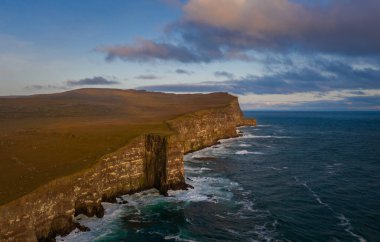 Şaşırtıcı Latrabjarg uçurumları, Avrupa 'nın en büyük kuş uçurumu ve milyonlarca kuşa ev sahipliği yapıyor. İzlanda 'nın Batı Fiyortları. Eylül 2019 'da gün batımı. Hava aracı görüntüsü