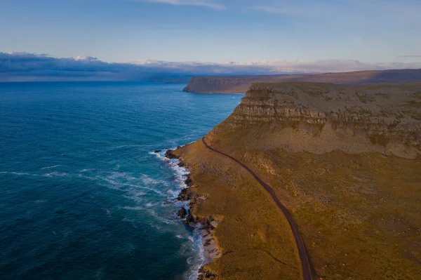 Şaşırtıcı Latrabjarg uçurumları, Avrupa 'nın en büyük kuş uçurumu ve milyonlarca kuşa ev sahipliği yapıyor. İzlanda 'nın Batı Fiyortları. Eylül 2019 'da gün batımı. Hava aracı görüntüsü