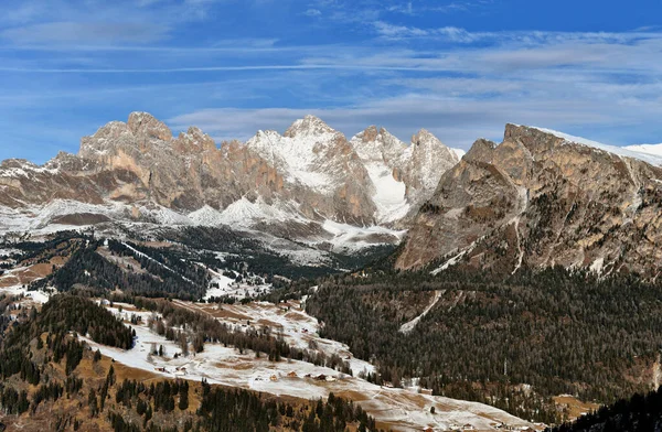 Passo sella vrchol v lyžařském středisku canazei, Alpy Dolomity, Itálie — Stock fotografie