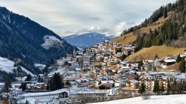 Santa Cristina Valgardena, İtalya büyük dolomite dağlarının merkezindeki güzel Val Gardena vadisinin ikinci köyüdür..