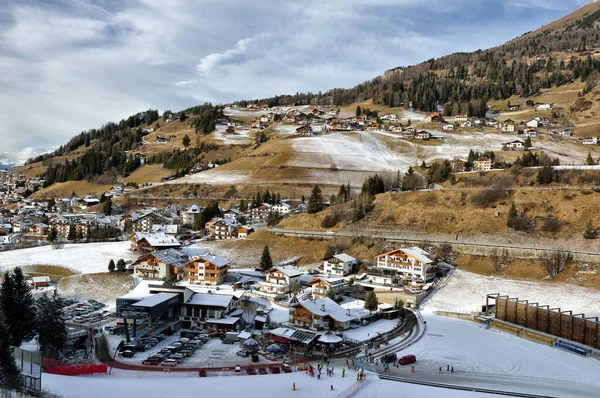 Santa Cristina Valgardena, Itália - É a segunda aldeia no belo vale de Val gardena, no coração das enormes montanhas dolomitas . — Fotografia de Stock