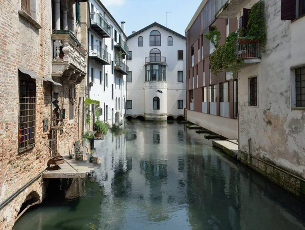 A cidade italiana de Treviso, na província de Veneto, está localizada perto de Treviso, Pádua e Vicenza. Vista da cidade de Treviso Itália. Arquitetos em Treviso, Italia . — Fotografia de Stock