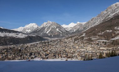 Bormio, İtalya, Ocak 2019: Dağdan panoramik manzara.
