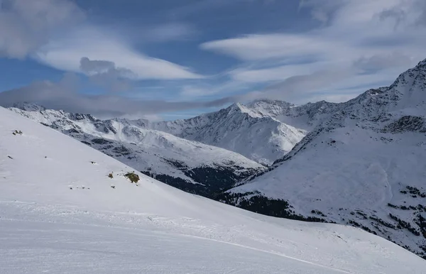 Abfahrt und Apres-Ski-Berghütte mit Restaurantterrasse in den italienischen Alpen, Europa, Italien. Skigebiet santa caterina valfurva — Stockfoto